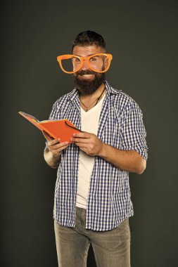 Bir daha fazla bölüm. Üniversite erkek öğrenci ders notları okuma. Kitap nerd çalışma. Kitap nerd süslü gözlük takıyorum. Adam ders kitabı ile parti bardaklarda sakallı