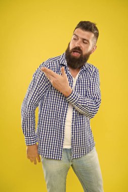 Benim için şans meleği. Sakal moda ve Kuaför kavramı. Adam hipster sakal sarı arka plan sakallı. Kuaför ipuçları sakal korumak. Sakal bıyık bakım. Hippi görünümü. Duygusal ifade