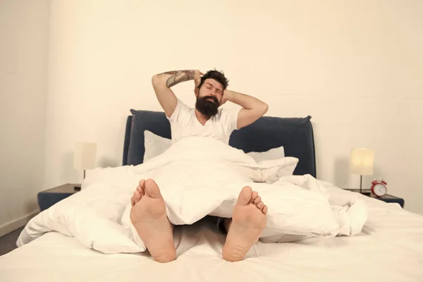 Ragioni per cui ti stai svegliando troppo presto. L'uomo hipster barbuto si è svegliato troppo presto e si sente assonnato e stanco. E 'presto per alzarsi. Ti tiene sveglio nelle prime ore del mattino. Insonnia e problemi di sonno — Foto Stock