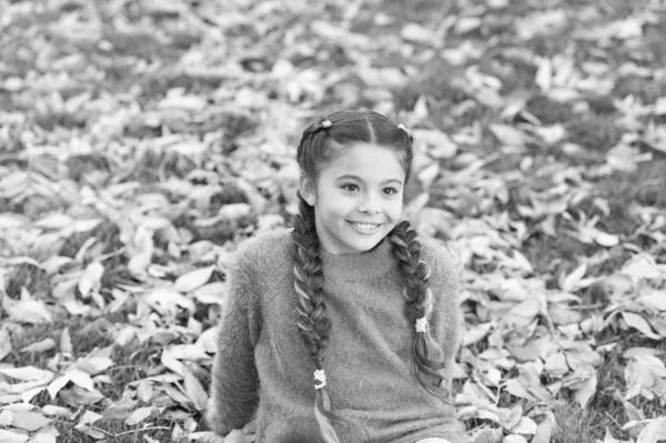 Små barn med gula blad. Höstlöv och natur. Lycklig barndom. Skoltid. Lycklig liten flicka i höst skog. Njuter höstdag. Frisk luft och bra humör. Tid att vila. Höstens skönhet — Stockfoto