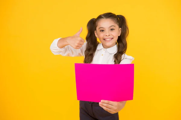 Retour à l'école. Prochain événement. Regarde là. L'uniforme de l'école des filles tient affiche. Changements à venir. Affiche d'écolière. Écolière tenir affiche copie espace. Promotion de l'information — Photo