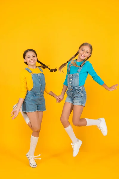 Dzieci ukraińskie młode pokolenie. Koncepcja patriotyzmu. Dziewczyny z niebieskimi i żółtymi ubraniami. Wartość wolności. Żyjąc szczęśliwym życiem w wolnym kraju. Wychowywanie patriotyczne. Jesteśmy Ukraińcy. Ukraińskie dzieci — Zdjęcie stockowe