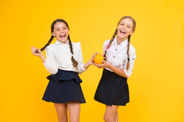 Gezond eten. Vruchtensap glucose energiebron. Lunch op school. Gelukkige kinderen drinken sap. Vitamine voeding. Vers fruit school. Meisjes die sinaasappelsap drinken. Schoolmeisjes die lunchen — Stockfoto