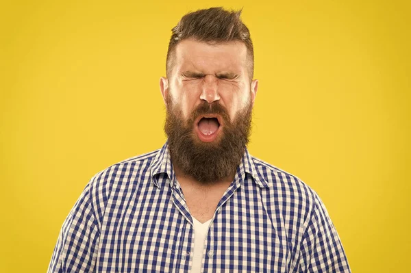 Mann bärtigen Hipster mit niesenden Gesicht geschlossenen Augen schließen gelben Hintergrund. Brutaler Hipster niest. Allergie-Konzept. Nehmen Sie Allergiemedikamente. Kann nicht aufhören zu niesen. Ich werde niesen — Stockfoto