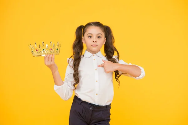 Conceito de realização. Adorável menina pequena campeã criança. Pequena coroação vencedora. Linda princesa. É o melhor. Vida de princesa. Símbolo de luxo. Pequena princesa. Rainha da turma. Aluno da escola — Fotografia de Stock