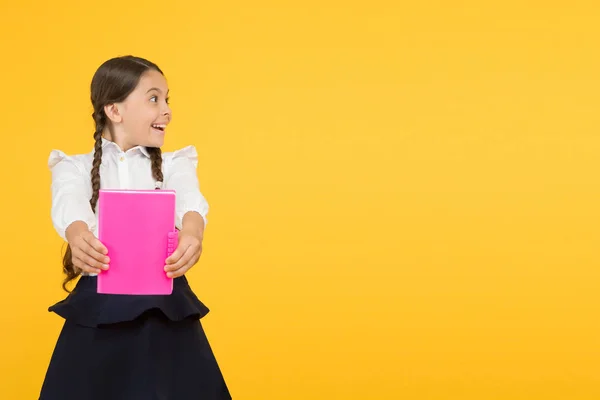 Étudiant prêt à faire ses devoirs. Écolière excellent élève préparé essai ou projet scolaire. Augmenter l'indépendance. Les écolières portent l'uniforme de l'école. Journée du savoir. Fille avec copie livre ou classeur — Photo