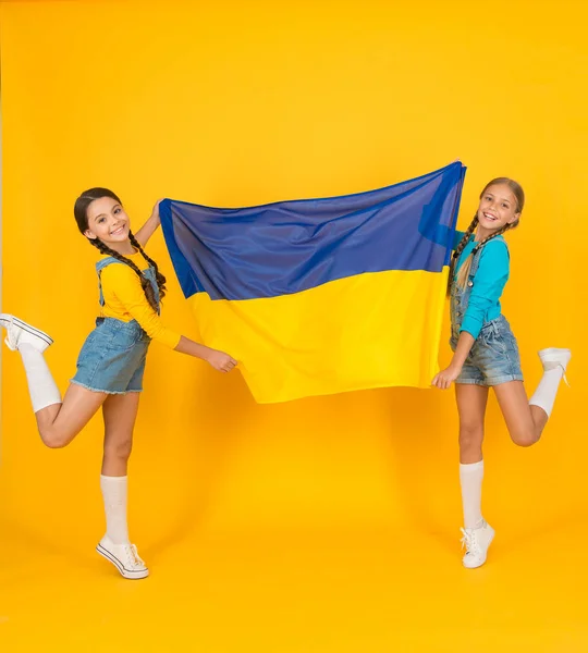 Grattis på självständighetsdagen. Barn håller ukrainska flaggan. Ukrainska barn. Fira nationaldagen. Patriotism respekt och kärlek till fosterlandet. Flickor med blå och gul flagga. Patriotisk utbildning — Stockfoto