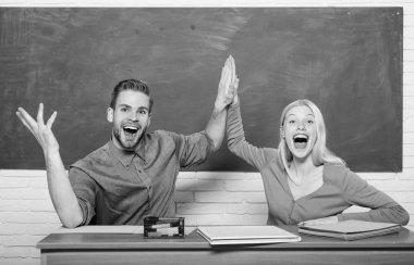 Öğrenci hayatı. Ders ve tahta. Öğretmenler günü. Modern okul. Bilgi günü. Sınıfta bir çift kadın ve erkek. İhtiyacı olan kitap onda. Okula geri dön. Mutlu çift