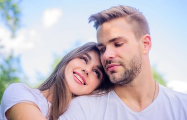 Şehvetli sarılma. Aşk romantizm kavramı. Romantik bir randevu. Yakışıklı adam aşık güzel bir kız. Cinsel çekim. Çekici bir çift. Sevgilimle rahatlamak. Aşıklar kucaklaşır. Aşık bir çift. Güven ve samimiyet