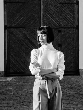 Moda cılız. Kadınlık ve kadınsı rakam vurgulamak. Kadın moda kıyafeti. Kız makyaj yüz moda trendi eşleşen giysiler. Stilist moda uzmanı. Yüksek belli pantolon podyuma dönmeye devam ediyor