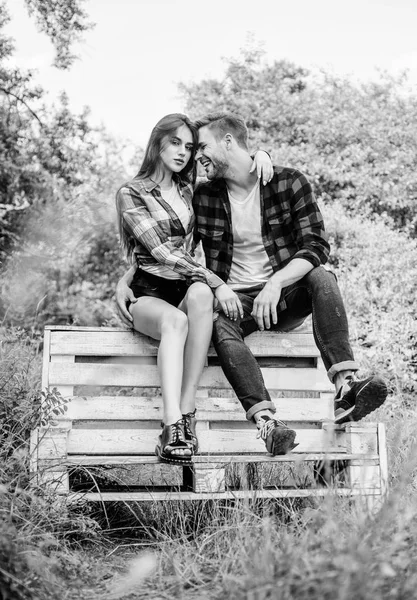 Gefühle ausdrücken. Valentinstag. Sommercamping im Wald. Mann mit Mädchen im Park. Paar entspannen im Freien auf Bank. Beziehungen. Familien-Rancho-Wochenende. romantisches Date. verliebtes Paar. karierte Mode — Stockfoto