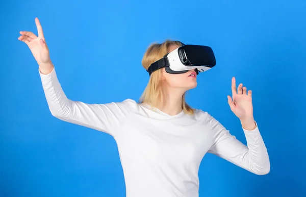 Nő figyeli virtuális valóság látás. Izgatott mosolygó üzletasszony visel virtuális valóság szemüveg. Fiatal nő használ egy virtuális valóság headset. Futurisztikus jövőkép koncepció. — Stock Fotó