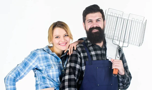 Picknick och grill. Familj grill koncept. Grillning gemensam teknik. Skäggiga hipster och glad tjej håller matlagning grillning redskap vit bakgrund. Nödvändiga grillrätter. Göra det välsmakande — Stockfoto