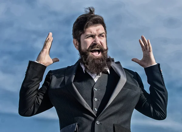 Empresario contra el cielo. El barbudo toca la barba. Hombre con barba al aire libre. brutal hipster caucásico con bigote. Hombre barbudo. Éxito futuro. Moda formal masculina. Maduro hipster con barba —  Fotos de Stock