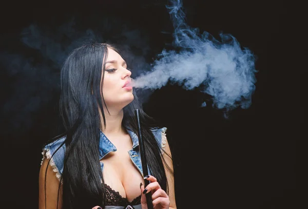 Moda kız vaping. Nargile ile rahatlamak. Beyaz duman bulutu. Vaping çok seksi. Nikotin bağımlılığı. Çekici busty esmer sigara vaping cihazı. Kız vaping. Nargile barı. Elektronik sigara — Stok fotoğraf