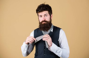 Nasıl basit düğüm kravat için. Adam sakallı hipster düğüm yapmaya çalışın. Kravat düğümlerini bağlamanın farklı yolları. Erkeklik sanatı. Kravat nasıl bağlanıyor. Yakanı yukarı yada boynundaki kravatla başla.