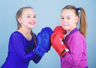 Mavi arka planda kızlar sevimli boksörler. Savaş ve rekabet gibi dostluk. Pas boks mücadelesi. Metanet için test edin. Kadın arkadaşlığı. Boks sporundaki kızlar. Boks eldivenboksör çocuklar