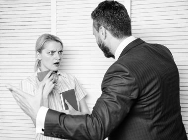 Ayrımcılık kavramı. Önyargı ve çalışanın kişisel tutum. Meslektaşları arasında gergin konuşma ya da kavga. Patron kadın işçiye ayrımcılık yapıyor. Ayrımcılık ve kişisel tutum sorunu