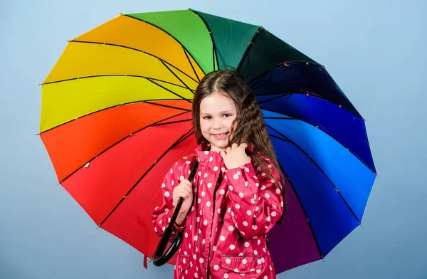 Ochranu proti dešti. Rainbow. šťastná malá holčička s barevným deštníkem. podzimní módy. Malá holčička v pláštěnce. Veselé hipsterové dítě v dobré náladě. Cítím se skvěle — Stock fotografie