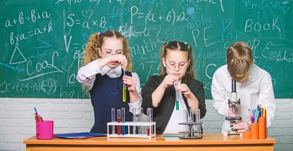 Kimya donatım. Kimya eğitimi. öğrencileri Biyoloji deneyleri mikroskopla yapıyor. Öğrenme kimya okul laboratuarında ufak çocuklar. Mutlu çocuklar. Kimya dersi. Daha yakın alarak bak — Stok fotoğraf