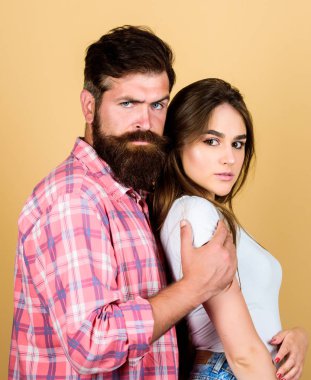 Aşk dili. kız ile sakallı adam hipster. kuaför ve berber konsepti. erkek ve kadın moda. sevgililer günü. seksi kadın ve sakallı vahşi adam. tutku çift. aşık çift