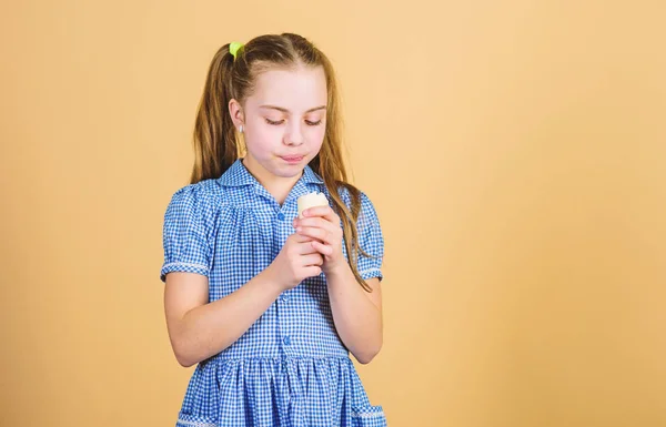 Più sapore più divertente. Piccolo bambino leccare il gelato con sapore naturale. La bambina carina gode il sapore e l'aroma di dessert congelato. Adorabile bambino mangiare sapore additivo crema dessert, spazio copia — Foto Stock