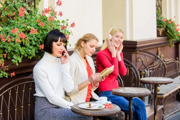 Csoport csinos nők kávézó terasz szórakoztatják magukat olvasó beszél és hallgat. Információforrás. Női szabadidő. Hétvégi pihenés és pihenés. Különböző érdekek. Hobbi és szabadidő — Stock Fotó