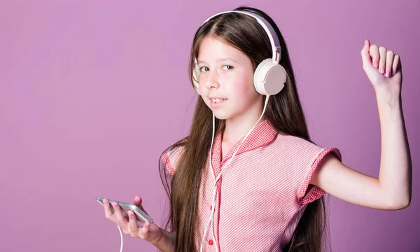 Aplicación de música. Audio libro. Contenido educativo. Estudia inglés con clases de audio. Chica escuchar música modernos auriculares y teléfonos inteligentes. Escucha gratis. Suscripción musical. Disfruta del concepto musical — Foto de Stock