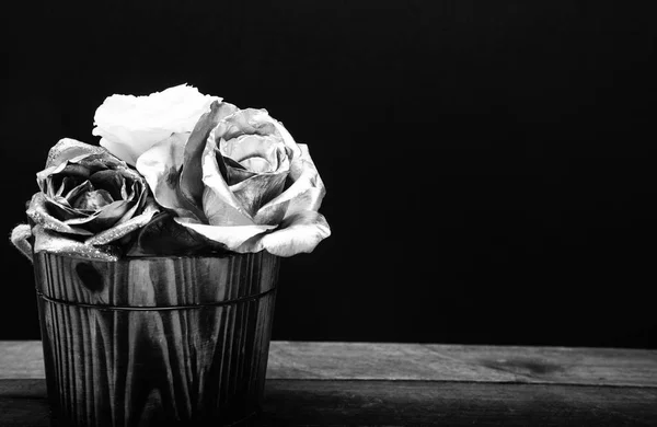 Silber und Gold frische Rosenblüten in Holzvase. Grunge-Schönheit. Luxus und Erfolg. metallisiertes antikes Dekor. Reichtum. Floristik. Vintage-Retro-Kopierraum. Grußkarte Geschenk. — Stockfoto