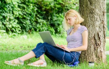 Kız blogcu sosyal ağ için yazı yazıyor. Yaz internetten. Kadınlar kahve içer. Blog yazma ilhamı. Defter blogu olan bir kadın. Kız not defteriyle blog 'unu yönetiyor. Çalışmaya odaklan.