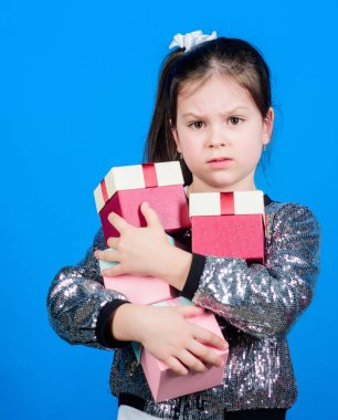 Hediye kutuları mavi arka planlı kız. Kara Cuma. Alışveriş günü. Çocuk çok hediye kutuları taşır. Sürpriz hediye kutusu. Doğum günü dilek listesi. Mutluluk dünyası. Sadece benim için. Özel her gün olur