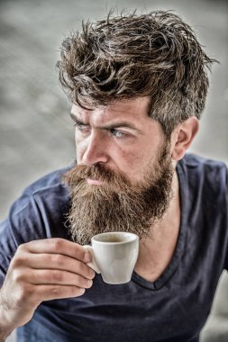Sıcak içkinin tadını çıkarın. Hipster taze demlenmiş kahve içiyor. Sakallı, bıyıklı ve espresso fincanı olan adam. Sakallı adam kafein tüketir. Sadece Espresso arabica. Kahve molası konsepti. Adam rahatlatıcı espresso