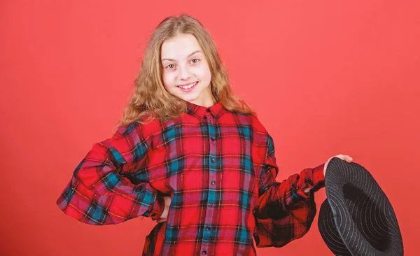 Mi sento bene con i capelli favolosi. Bambino piccolo con viso carino e lunghi capelli biondi. Adorabile ragazzina orgogliosa dei suoi capelli. Mantenere i capelli sani con shampoo senza lacrime — Foto Stock