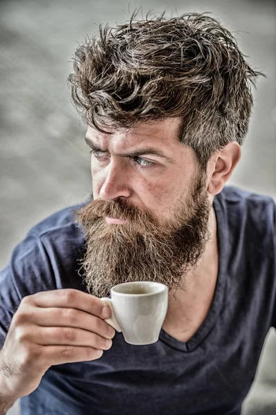 Наслаждайся горячим. Хипстер пьет свежий кофе. Человек с бородой, усами и чашкой эспрессо. Бородатый парень потребляет кофеин. Только эспрессо Арабика. Концепция кофе-брейка Парень расслабляющий эспрессо — стоковое фото
