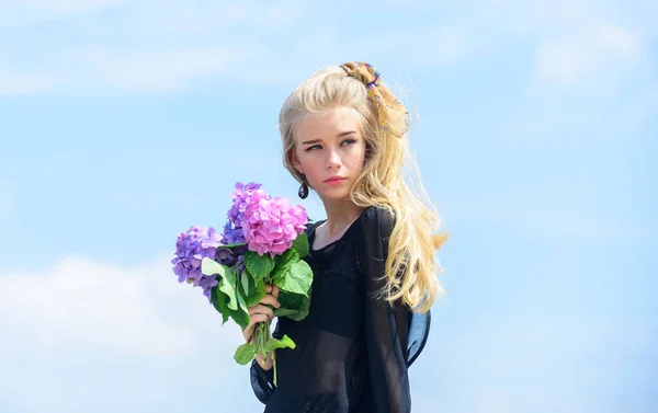 Mode-och skönhetsbranschen. Möt våren med ny parfym doft. Blommor anbud doft. Makeup och klädstil. Modetrend våren. Flicka anbud mode modell hålla hortensia blommor bukett — Stockfoto