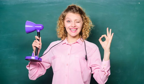 Devenez vous-même une petite source de lumière. remue-méninges. étudiante travaillant avec l'électricité. l'illumination. idée et inspiration. professeur avec lampe au tableau noir de l'école. retour à l'école — Photo