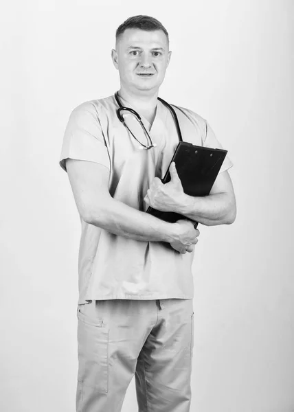 Un hombre con uniforme médico. Receta de tratamiento. Asistente de laboratorio de enfermería. médico de familia. medicina y salud. doctor seguro con estetoscopio. interno pediatra. Herramienta médica. carpeta médica — Foto de Stock