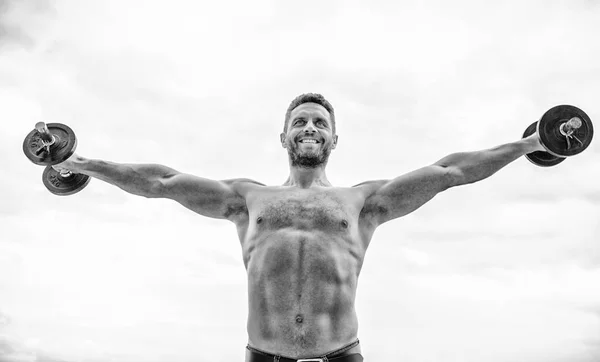 Ćwiczenia z hantlami. Silne bicepsy i tricepsy. Trening gimnastyczny. Trening fitness sportu. Koncepcja treningu. Pośpiesz się, by zyskać więcej mięśni. Zdrowy umysł w zdrowym ciele. Muskularny mężczyzna ćwiczący z hantlami — Zdjęcie stockowe