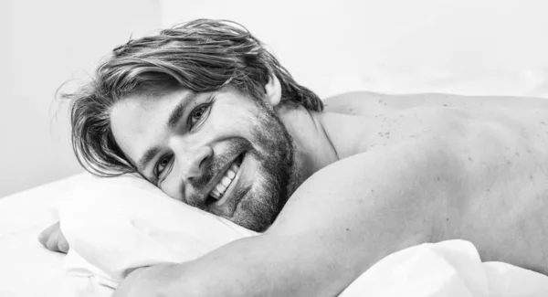 Morning routine tips to feel good all day. Man handsome guy lay in bed in morning. Tips on how to wake up feeling fresh and energetic. How to get up in morning feeling fresh. Enjoy every morning — Stock Photo, Image