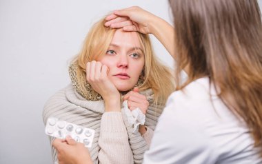 Uygun ilaçlar vererek. Doktor ziyaret sağlıksız kadın evde. Hasta bakımı ve sağlık. Tıbbi Doktor muayene hasta. Primary care doktor tanı için hasta kadın yapma