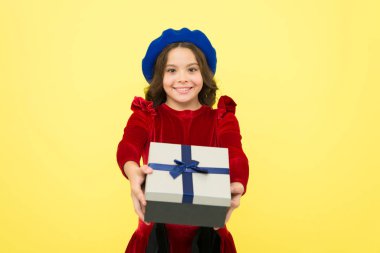 Herkes için çözüm hediye. En iyi hediyeyi seçme anları. Doğum gününü kutla. Çocuk aşk doğum günü hediyesi. İyi bir hediye için minnettar hissediyorum. Sürpriz hediye kutusu. Çocuk kız hediye memnun. Beklenmedik sürpriz