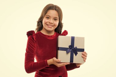 Doğum günü kızı şerit yay ile mevcut taşırlar. Hediye verme sanatı. Doğum dilek listesi. İyi ki doğdun kavramı. Doğum günü hediye kutusu tut kız evlat. Böyle sürpriz her kız rüyamda. Müteşekkir hissediyorum