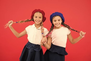 Yurt dışında eğitim. Biçimde geçerli Uluslararası Okul girin. Fransızca Dil Okulu. Okul moda kavramı. Öğrenci gülümseyen kız resmi üniforma ve bere şapka giyerler. Uluslararası değişim okul programı