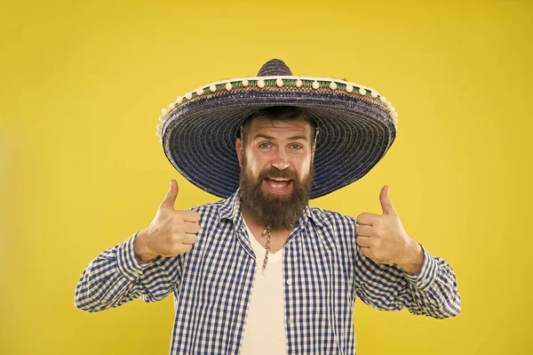 Traditionspflege. Mexikaner in festlichem Outfit zum Feiern. Mann bärtigen fröhlichen Kerl tragen Sombrero mexikanischen Hut gelben Hintergrund. mexikanische Parteikonzept. feiern traditionellen mexikanischen Feiertag — Stockfoto