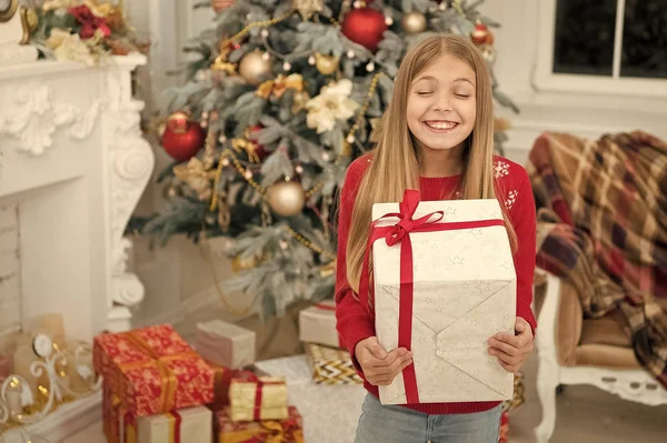 Jul beredning. Gott Nytt År. Vintern. Julgran och julklappar. xmas shopping online. Familjesemester. På morgonen innan Xmas. Liten flicka. Barn njuta av semestern — Stockfoto