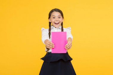 en iyi kitap. Okul üniformalı küçük bir kız. okuma hikayesi. çocuk edebiyatı. çocuk dilbilgisi öğrenme. Okula geri dön. sözlük defteri. Bilgi alın. çalışma kitabı ile neşeli kız. Eğitim