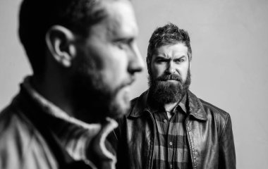 Yanında dur. Dostluk güven ve destek. Güvenilir ilişkiler. Arkanda biri var. Gerçek arkadaşının desteğini hisset. Adam sakallı adam arkadaş hipster arkasında durmak. Gerçek arkadaş her zaman yakın