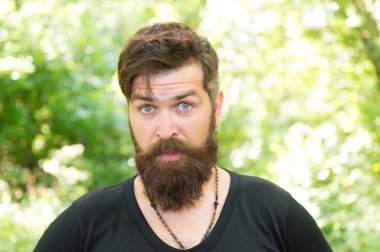 Yüz bakımı. Adam yaz ormanında rahatla. Sakallı ve bıyıklı yakışıklı adam yaz tatili. Yaz sıcağı sezonu konsepti. Vahşi doğa hayatta kalma rehberi. Adam sakallı hipster parlak yeşillik arka plan