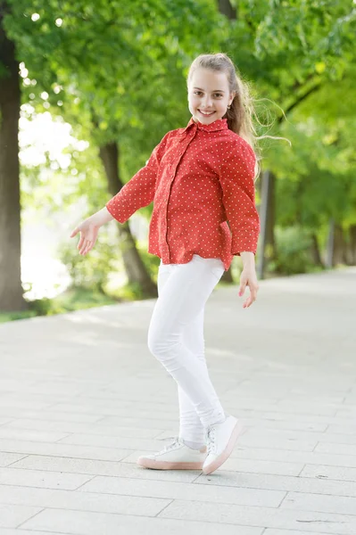 Alltid på modet. Lyckligt litet barn i moderiktiga slitage på sommardag. Bedårande fashionabla flicka leende på frisk luft. Fashionabla utseendet på små Vogue modell — Stockfoto