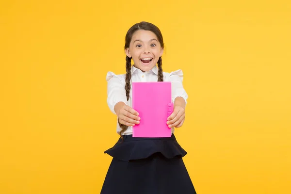 Meilleur livre. petite fille en uniforme scolaire. lire l'histoire. littérature pour enfants. Enfant apprenant la grammaire. retour à l'école. carnet de dictionnaire. Obtenir des informations. fille gaie avec classeur. Éducation — Photo